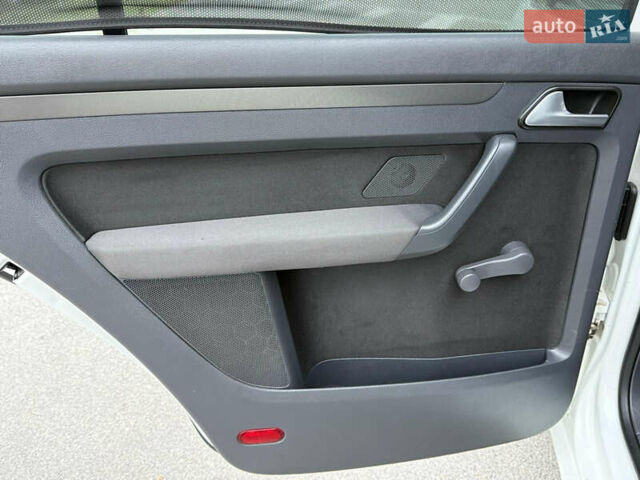 Білий Фольксваген Туран, об'ємом двигуна 1.6 л та пробігом 218 тис. км за 7999 $, фото 82 на Automoto.ua