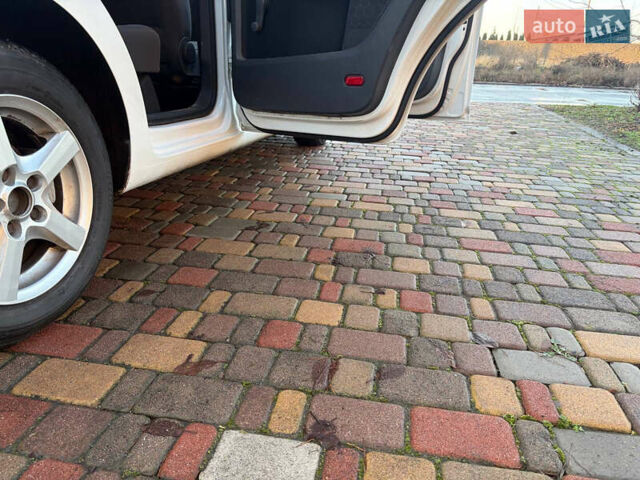 Белый Фольксваген Туран, объемом двигателя 1.39 л и пробегом 240 тыс. км за 6999 $, фото 31 на Automoto.ua