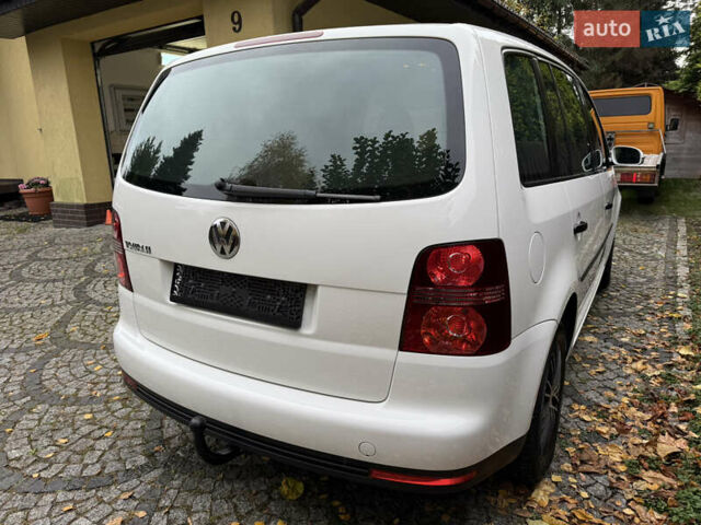 Білий Фольксваген Туран, об'ємом двигуна 1.6 л та пробігом 218 тис. км за 8499 $, фото 42 на Automoto.ua