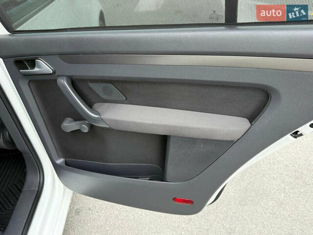 Белый Фольксваген Туран, объемом двигателя 1.6 л и пробегом 219 тыс. км за 7999 $, фото 78 на Automoto.ua