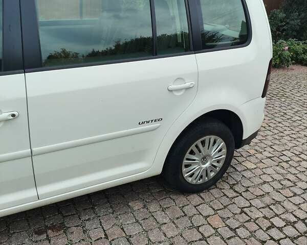 Білий Фольксваген Туран, об'ємом двигуна 2 л та пробігом 99 тис. км за 9800 $, фото 6 на Automoto.ua