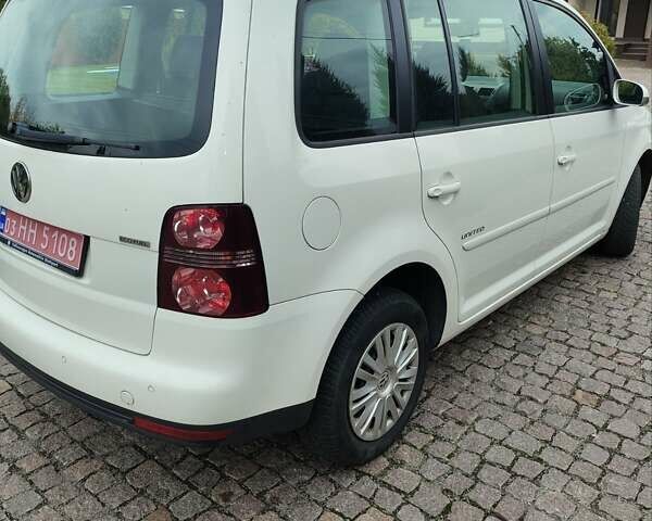 Білий Фольксваген Туран, об'ємом двигуна 2 л та пробігом 99 тис. км за 9800 $, фото 7 на Automoto.ua