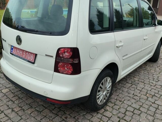 Білий Фольксваген Туран, об'ємом двигуна 2 л та пробігом 100 тис. км за 9800 $, фото 3 на Automoto.ua