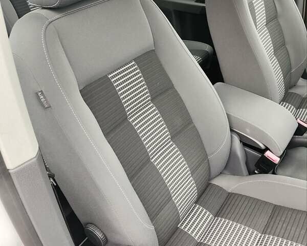 Білий Фольксваген Туран, об'ємом двигуна 2 л та пробігом 99 тис. км за 9800 $, фото 29 на Automoto.ua