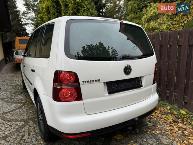 Білий Фольксваген Туран, об'ємом двигуна 1.6 л та пробігом 218 тис. км за 8499 $, фото 44 на Automoto.ua