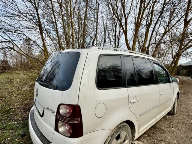 Білий Фольксваген Туран, об'ємом двигуна 2 л та пробігом 300 тис. км за 2350 $, фото 5 на Automoto.ua