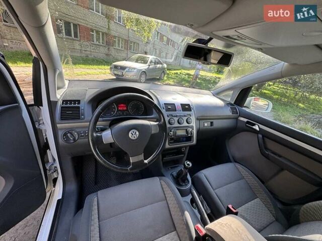 Белый Фольксваген Туран, объемом двигателя 1.39 л и пробегом 218 тыс. км за 6500 $, фото 3 на Automoto.ua