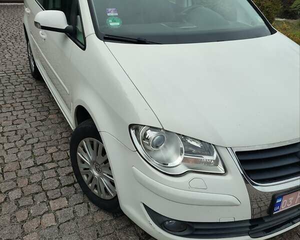 Білий Фольксваген Туран, об'ємом двигуна 2 л та пробігом 99 тис. км за 9800 $, фото 4 на Automoto.ua