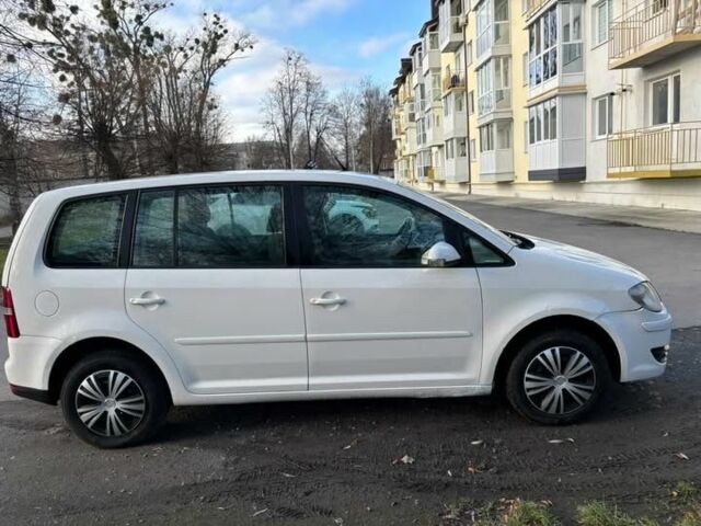 Белый Фольксваген Туран, объемом двигателя 2 л и пробегом 300 тыс. км за 2899 $, фото 6 на Automoto.ua
