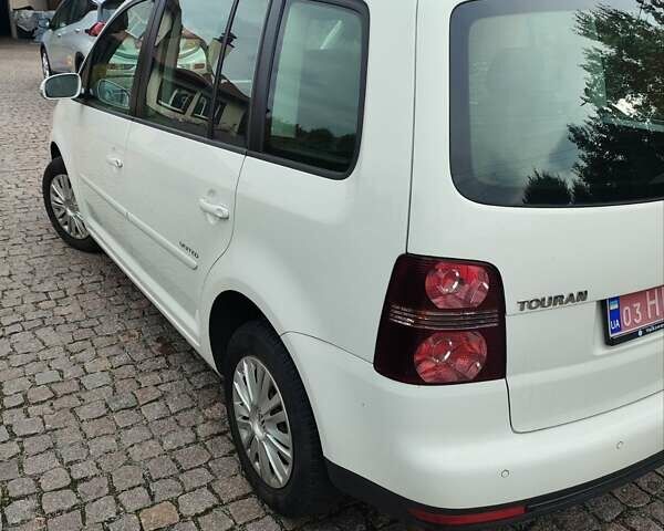 Білий Фольксваген Туран, об'ємом двигуна 2 л та пробігом 99 тис. км за 9800 $, фото 3 на Automoto.ua