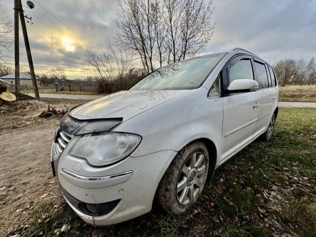 Білий Фольксваген Туран, об'ємом двигуна 2 л та пробігом 300 тис. км за 2350 $, фото 2 на Automoto.ua