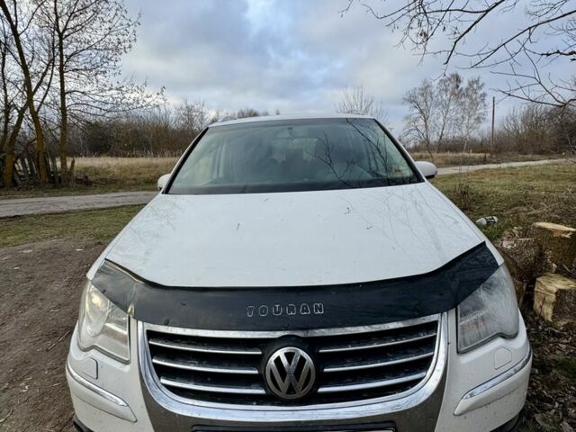 Білий Фольксваген Туран, об'ємом двигуна 2 л та пробігом 300 тис. км за 2350 $, фото 1 на Automoto.ua