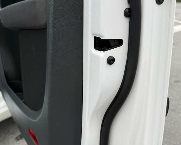 Білий Фольксваген Туран, об'ємом двигуна 1.6 л та пробігом 218 тис. км за 7999 $, фото 14 на Automoto.ua