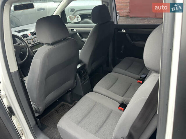 Белый Фольксваген Туран, объемом двигателя 1.39 л и пробегом 240 тыс. км за 7200 $, фото 59 на Automoto.ua