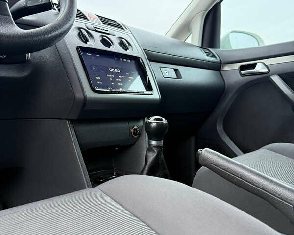 Білий Фольксваген Туран, об'ємом двигуна 1.6 л та пробігом 218 тис. км за 7999 $, фото 1 на Automoto.ua