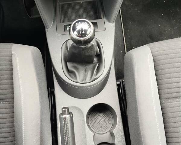 Білий Фольксваген Туран, об'ємом двигуна 2 л та пробігом 99 тис. км за 9800 $, фото 19 на Automoto.ua