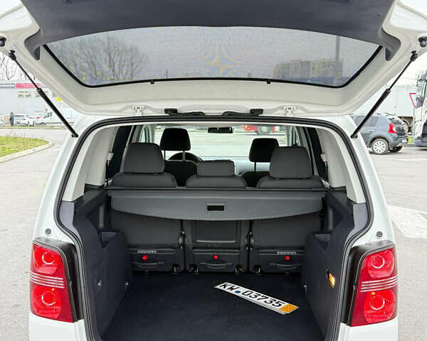 Белый Фольксваген Туран, объемом двигателя 1.6 л и пробегом 219 тыс. км за 7999 $, фото 89 на Automoto.ua