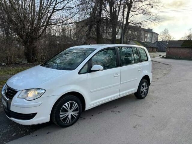 Белый Фольксваген Туран, объемом двигателя 2 л и пробегом 300 тыс. км за 2899 $, фото 2 на Automoto.ua