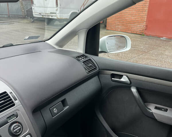 Белый Фольксваген Туран, объемом двигателя 1.39 л и пробегом 240 тыс. км за 7200 $, фото 56 на Automoto.ua