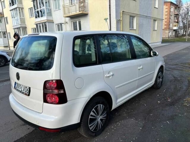 Белый Фольксваген Туран, объемом двигателя 2 л и пробегом 300 тыс. км за 2899 $, фото 1 на Automoto.ua