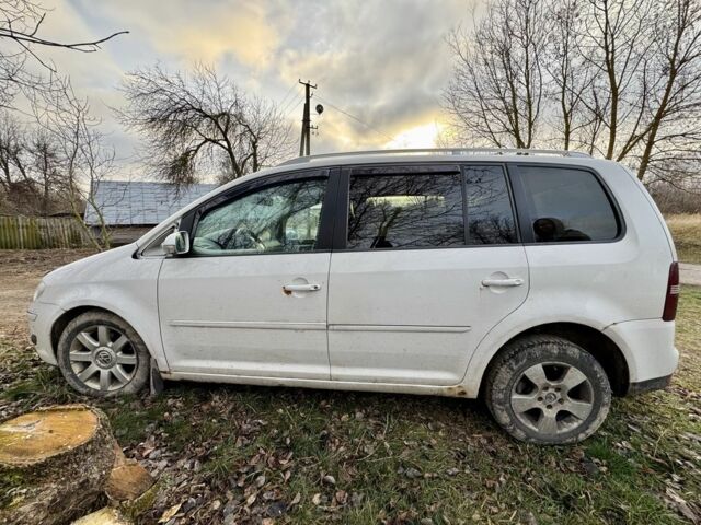 Білий Фольксваген Туран, об'ємом двигуна 2 л та пробігом 300 тис. км за 2350 $, фото 3 на Automoto.ua