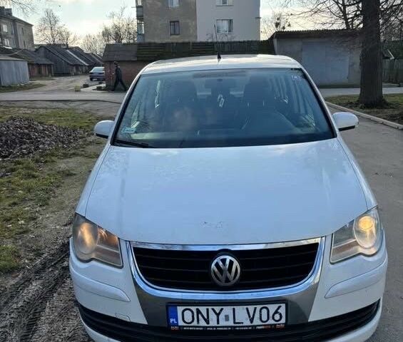 Белый Фольксваген Туран, объемом двигателя 2 л и пробегом 300 тыс. км за 2899 $, фото 5 на Automoto.ua