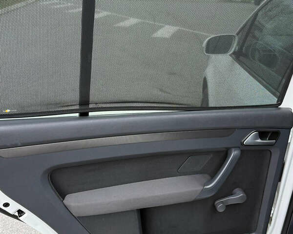 Білий Фольксваген Туран, об'ємом двигуна 1.6 л та пробігом 218 тис. км за 7999 $, фото 81 на Automoto.ua