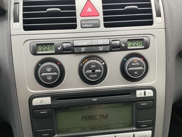 Білий Фольксваген Туран, об'ємом двигуна 2 л та пробігом 100 тис. км за 9800 $, фото 7 на Automoto.ua