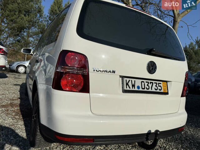 Білий Фольксваген Туран, об'ємом двигуна 1.6 л та пробігом 218 тис. км за 7999 $, фото 98 на Automoto.ua