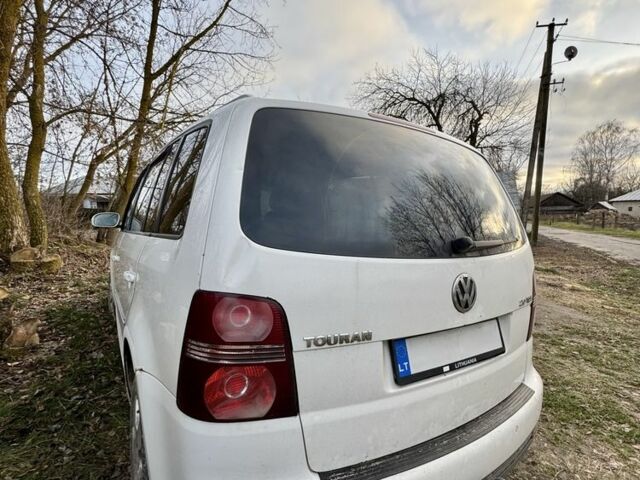 Білий Фольксваген Туран, об'ємом двигуна 2 л та пробігом 300 тис. км за 2350 $, фото 4 на Automoto.ua