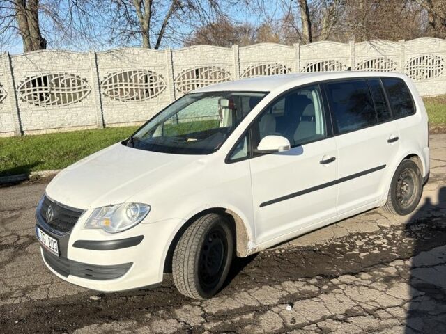 Белый Фольксваген Туран, объемом двигателя 1.9 л и пробегом 431 тыс. км за 2900 $, фото 1 на Automoto.ua