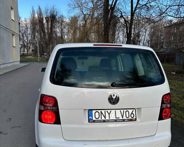 Белый Фольксваген Туран, объемом двигателя 2 л и пробегом 300 тыс. км за 2899 $, фото 4 на Automoto.ua
