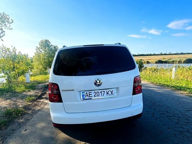 Белый Фольксваген Туран, объемом двигателя 1.6 л и пробегом 350 тыс. км за 6500 $, фото 5 на Automoto.ua