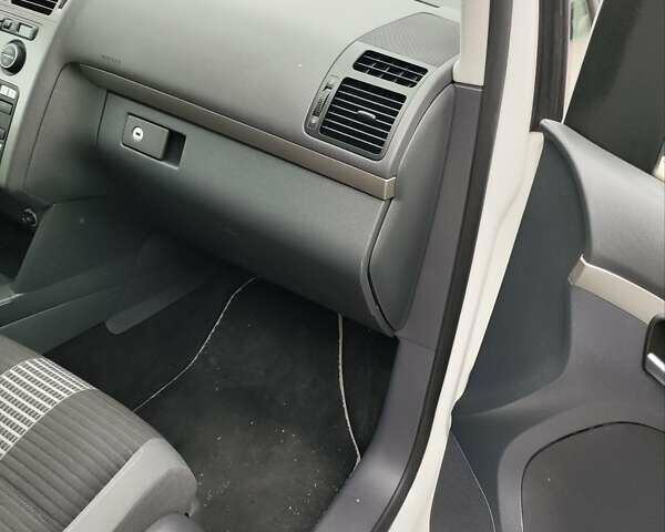 Білий Фольксваген Туран, об'ємом двигуна 2 л та пробігом 99 тис. км за 9800 $, фото 26 на Automoto.ua