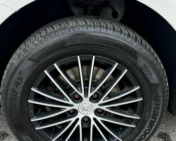 Белый Фольксваген Туран, объемом двигателя 1.6 л и пробегом 219 тыс. км за 7999 $, фото 84 на Automoto.ua