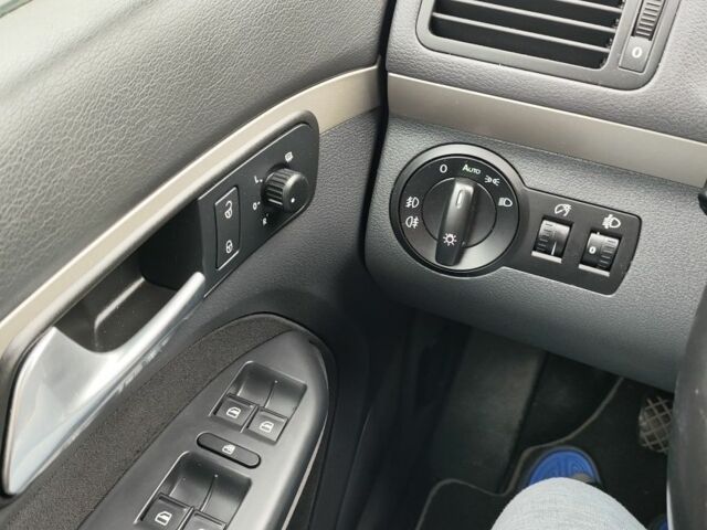 Білий Фольксваген Туран, об'ємом двигуна 2 л та пробігом 100 тис. км за 9800 $, фото 6 на Automoto.ua