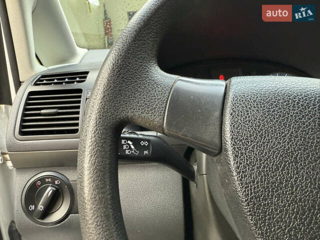 Белый Фольксваген Туран, объемом двигателя 1.6 л и пробегом 219 тыс. км за 7999 $, фото 107 на Automoto.ua