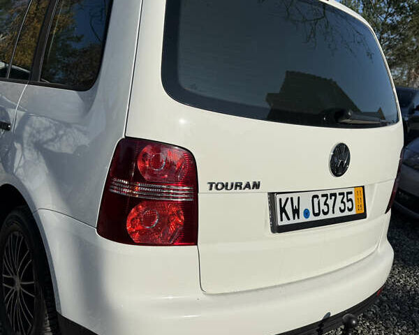 Білий Фольксваген Туран, об'ємом двигуна 1.6 л та пробігом 218 тис. км за 7999 $, фото 97 на Automoto.ua