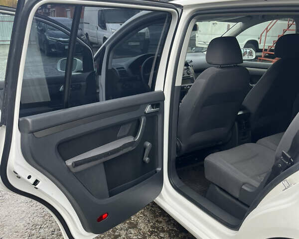 Белый Фольксваген Туран, объемом двигателя 1.39 л и пробегом 240 тыс. км за 6999 $, фото 49 на Automoto.ua