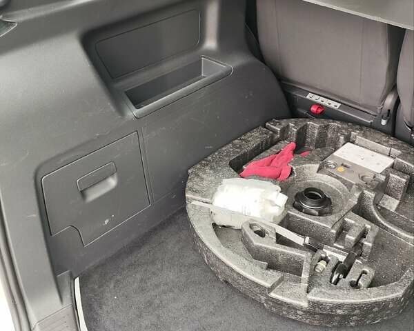 Білий Фольксваген Туран, об'ємом двигуна 2 л та пробігом 99 тис. км за 9800 $, фото 39 на Automoto.ua