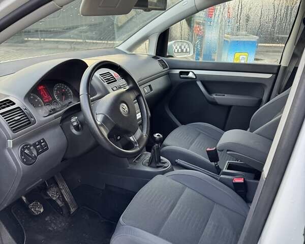 Белый Фольксваген Туран, объемом двигателя 1.4 л и пробегом 210 тыс. км за 6750 $, фото 2 на Automoto.ua