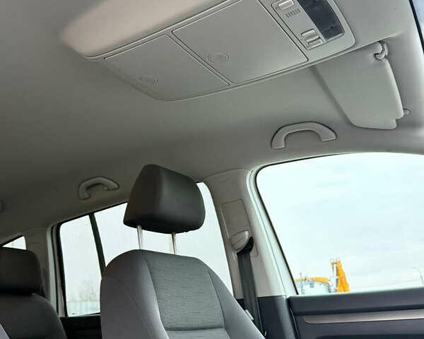 Білий Фольксваген Туран, об'ємом двигуна 1.6 л та пробігом 218 тис. км за 7999 $, фото 75 на Automoto.ua