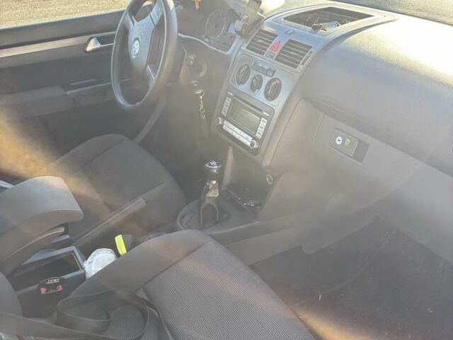 Белый Фольксваген Туран, объемом двигателя 1.9 л и пробегом 431 тыс. км за 2900 $, фото 9 на Automoto.ua