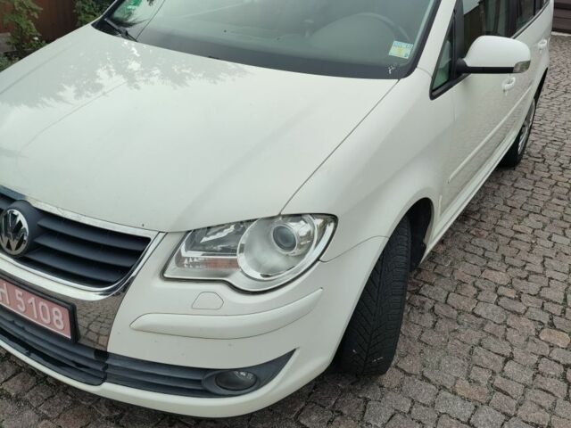 Білий Фольксваген Туран, об'ємом двигуна 2 л та пробігом 100 тис. км за 9800 $, фото 1 на Automoto.ua