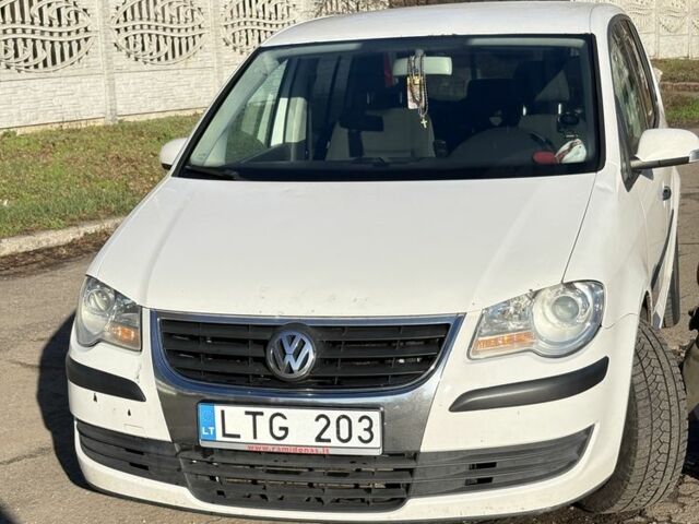 Белый Фольксваген Туран, объемом двигателя 1.9 л и пробегом 431 тыс. км за 2900 $, фото 14 на Automoto.ua