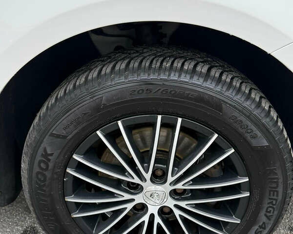 Белый Фольксваген Туран, объемом двигателя 1.6 л и пробегом 219 тыс. км за 7999 $, фото 49 на Automoto.ua