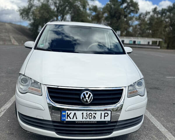 Белый Фольксваген Туран, объемом двигателя 1.4 л и пробегом 246 тыс. км за 5500 $, фото 4 на Automoto.ua