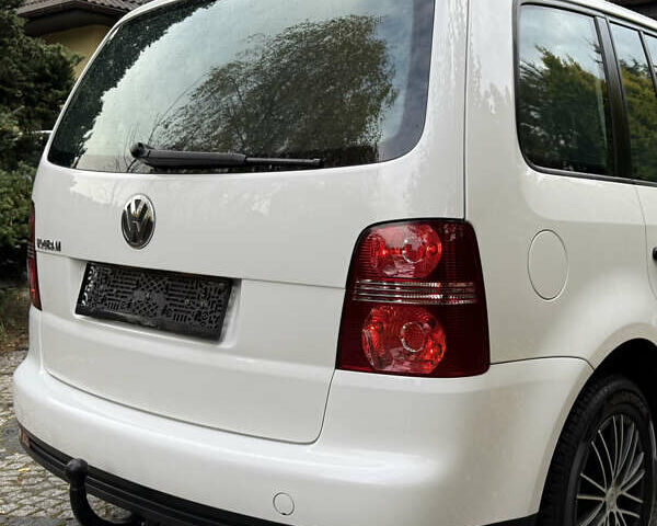 Білий Фольксваген Туран, об'ємом двигуна 1.6 л та пробігом 218 тис. км за 8499 $, фото 2 на Automoto.ua