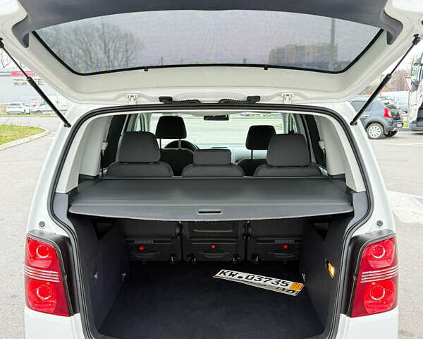 Білий Фольксваген Туран, об'ємом двигуна 1.6 л та пробігом 218 тис. км за 7999 $, фото 93 на Automoto.ua