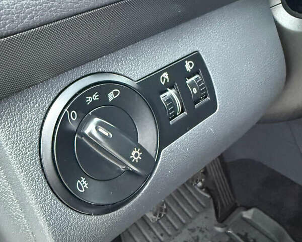 Білий Фольксваген Туран, об'ємом двигуна 1.6 л та пробігом 218 тис. км за 7999 $, фото 8 на Automoto.ua